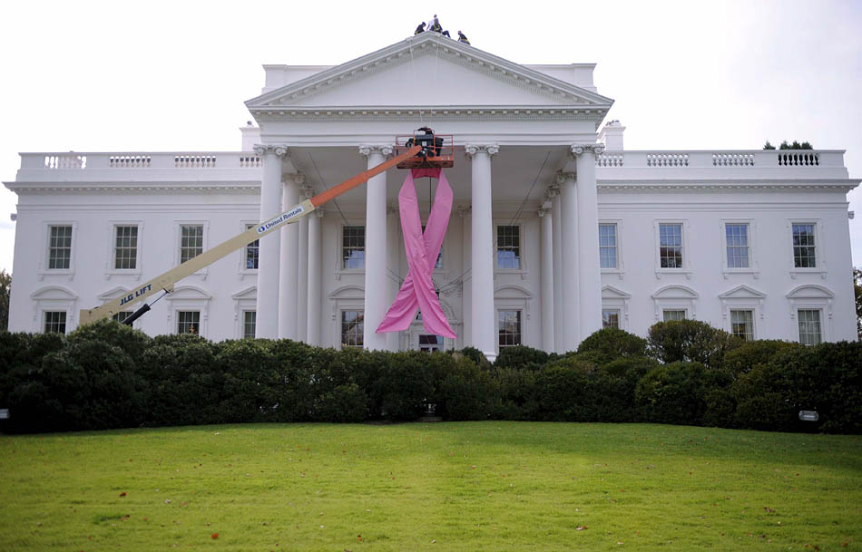 STX02.WASHINGTON (ESTADOS UNIDOS).26/10/2009.-Varios trabajadores cuelgan un lazo rosa en la fachada norte de la Casa Blanca, Wasington DC el 26 de octubre de 2009 como acto solidario con las mujeres afectadas por el cáncer de mama.La primera dama de EE.UU., Michelle Obama, promovió el 23 de octubre una reforma del sistema de salud para mejorar la lucha contra el cáncer del mama, en un acto en la Casa Blanca que reunió a legisladores, activistas y supervivientes de ese mal. EFE/SHAWN THEW